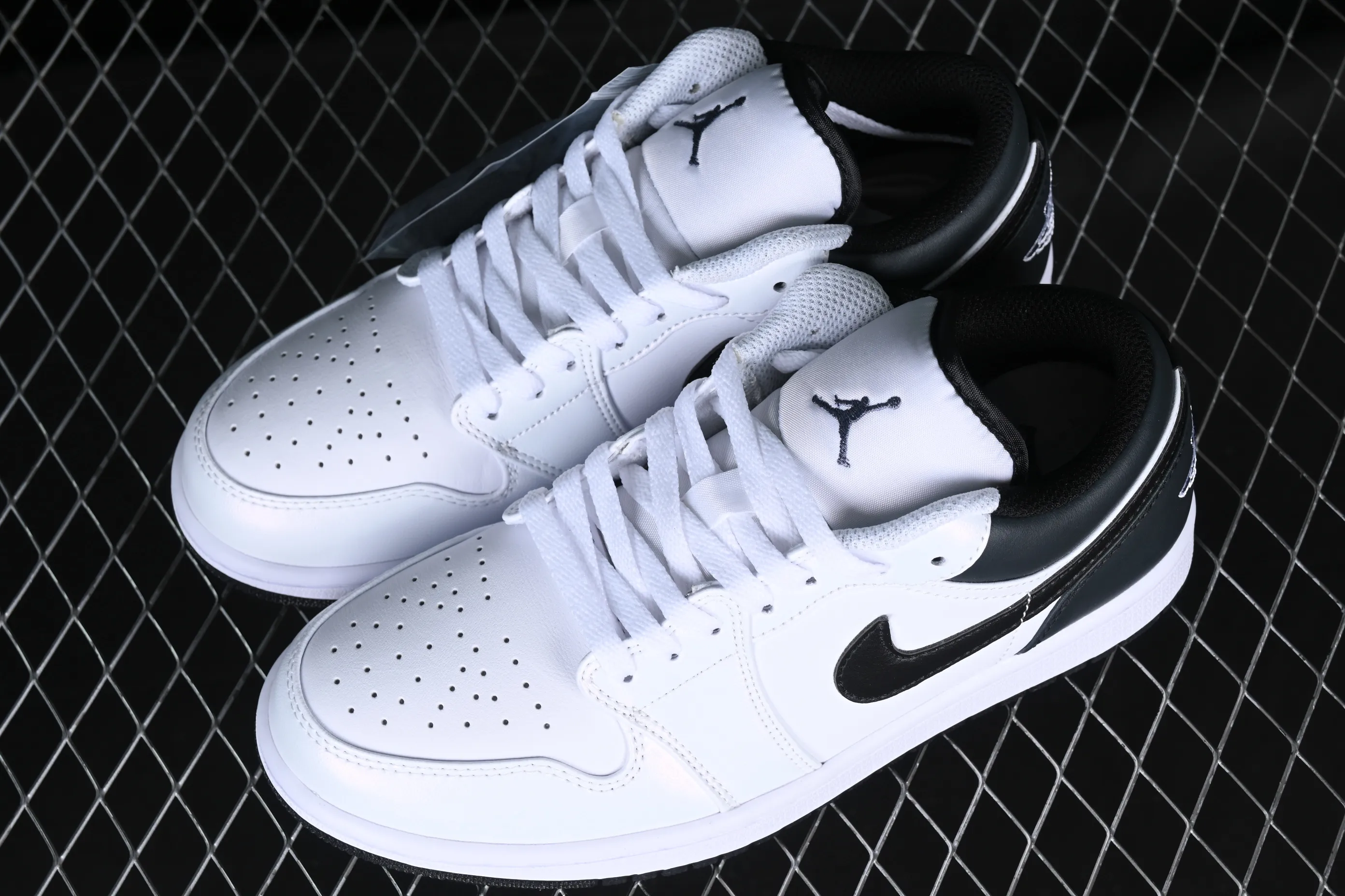 All categories Air Jordan Jordan series basketball shoes Air Jordan 1 Low Z version Air Jordan 1 Low AJ1 Joe 1 white and black color matching low-top cultural casual sneakers 553560-132